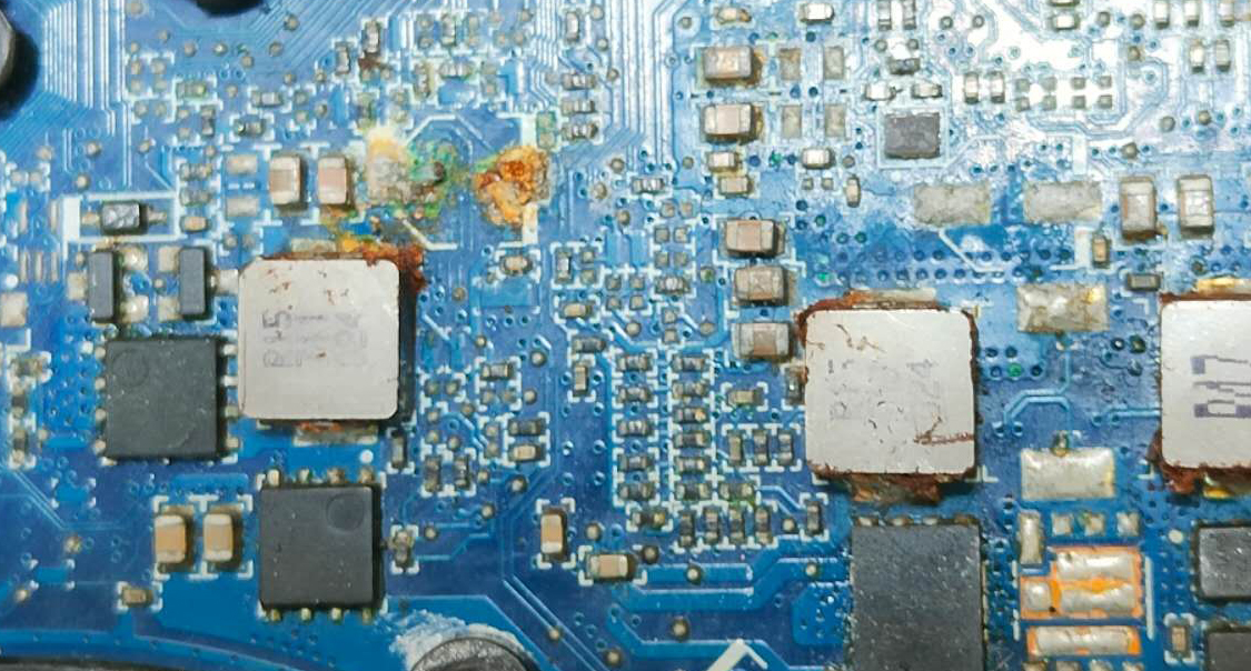 Smartphone caduto in acqua? Ecco cosa fare (e perché il riso non serve)